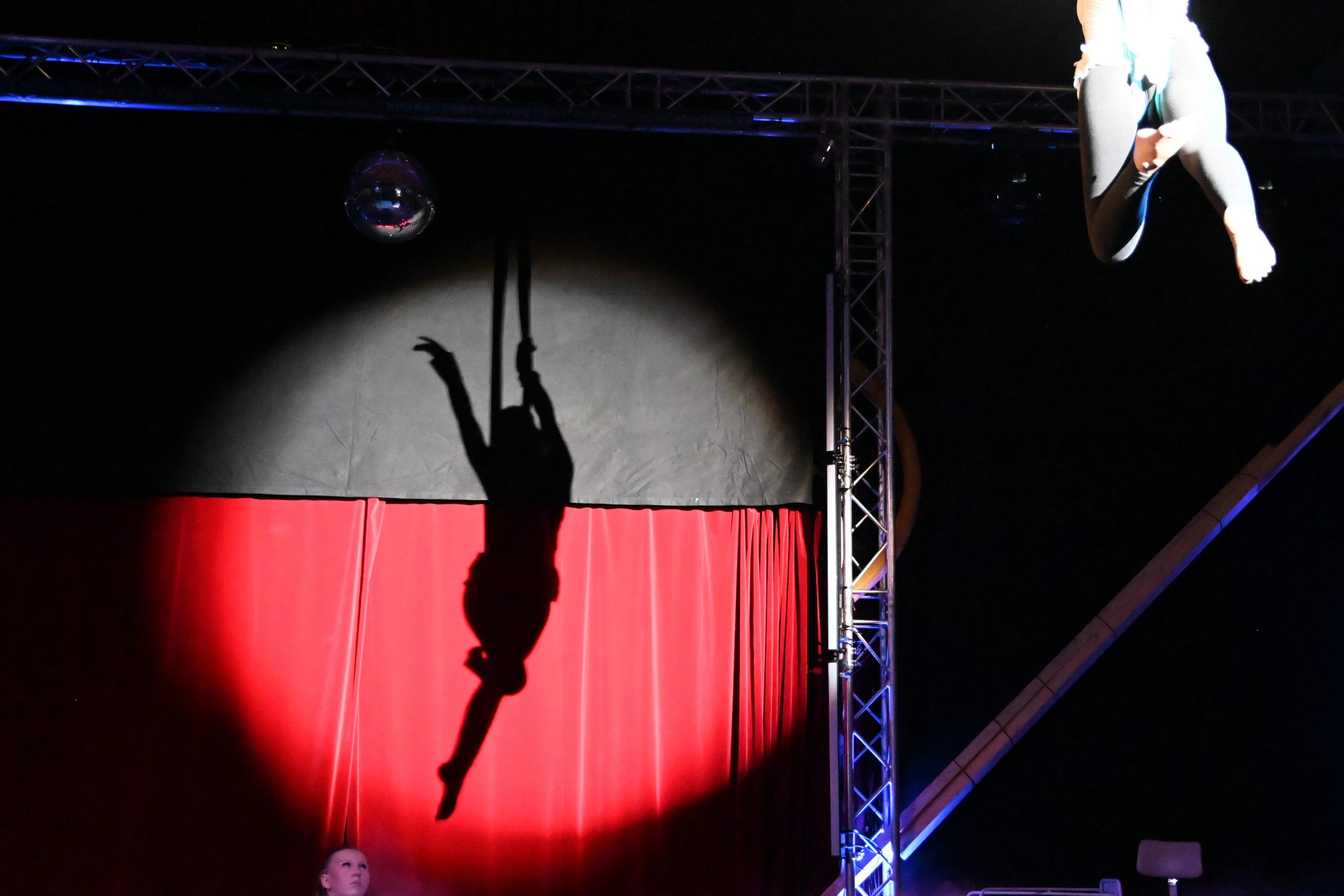 Schatten eines Artisten bei der Gala.