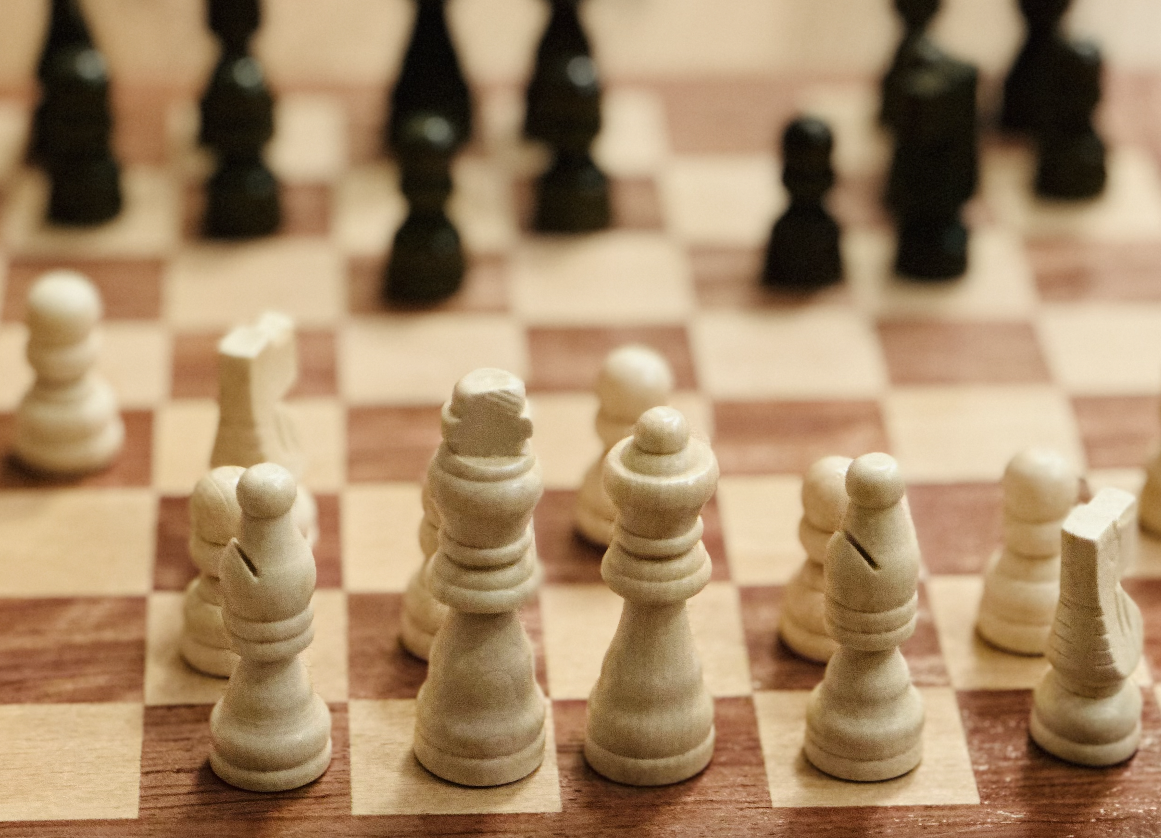 Figuren auf einem Schachbrett.
